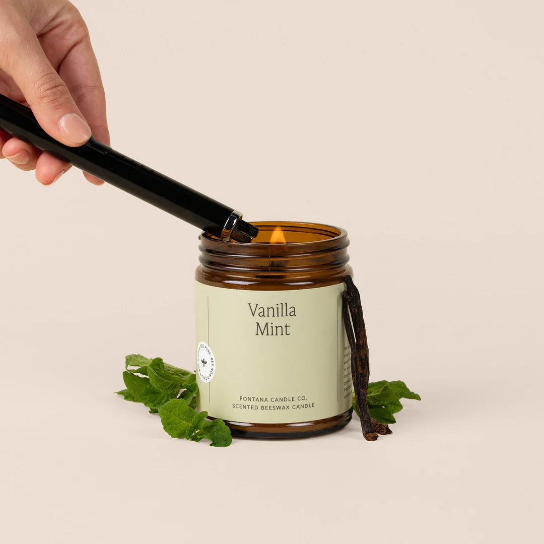 Fontana Candle Vanille-Mint Kerze angezündet mit knisterndem Holzdocht - non Toxic