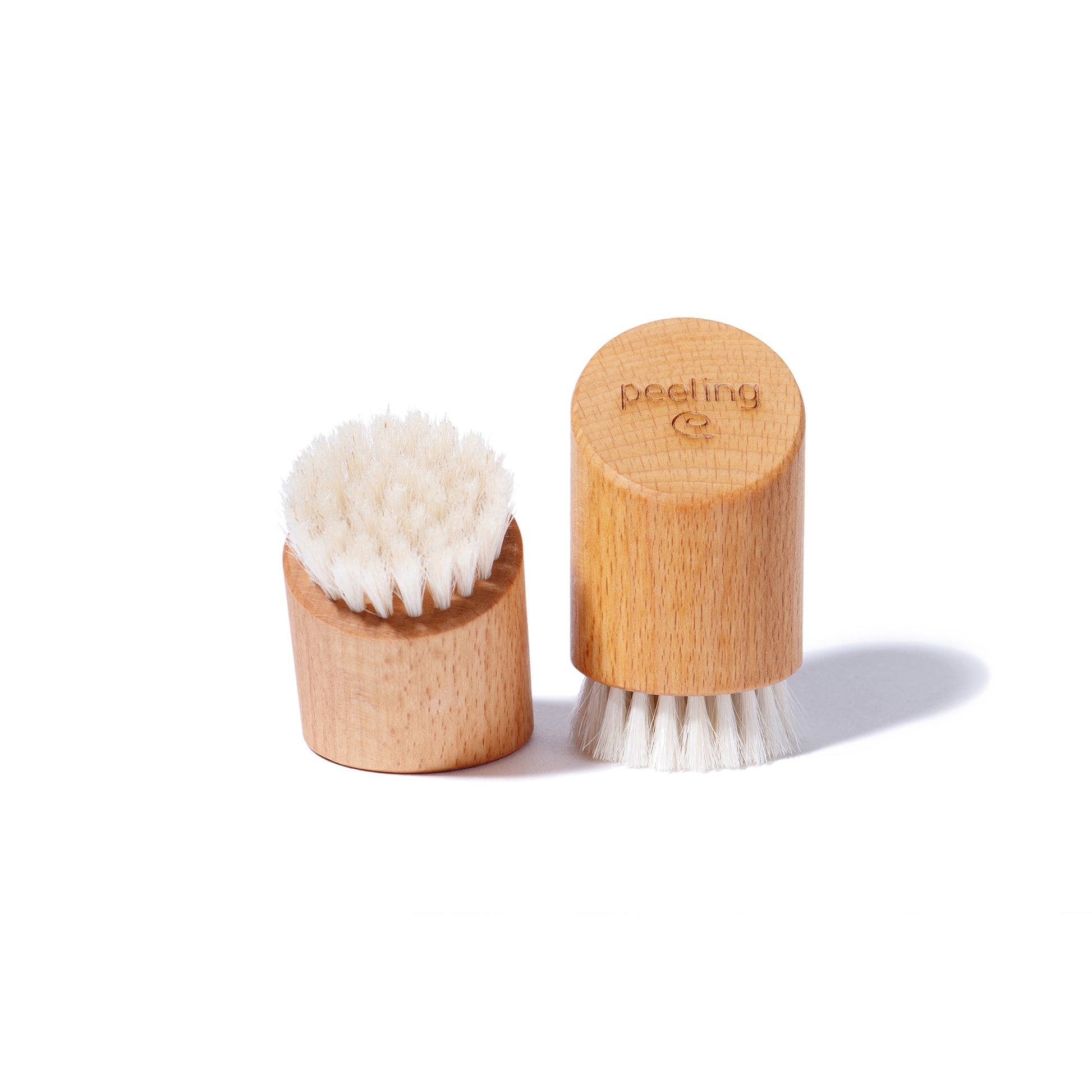 Gesichtsbürste aus FSC-Buchenholz mit Rosshaar – sanftes Peeling, aktiviert Mikrozirkulation und fördert straffe, gesunde Haut.