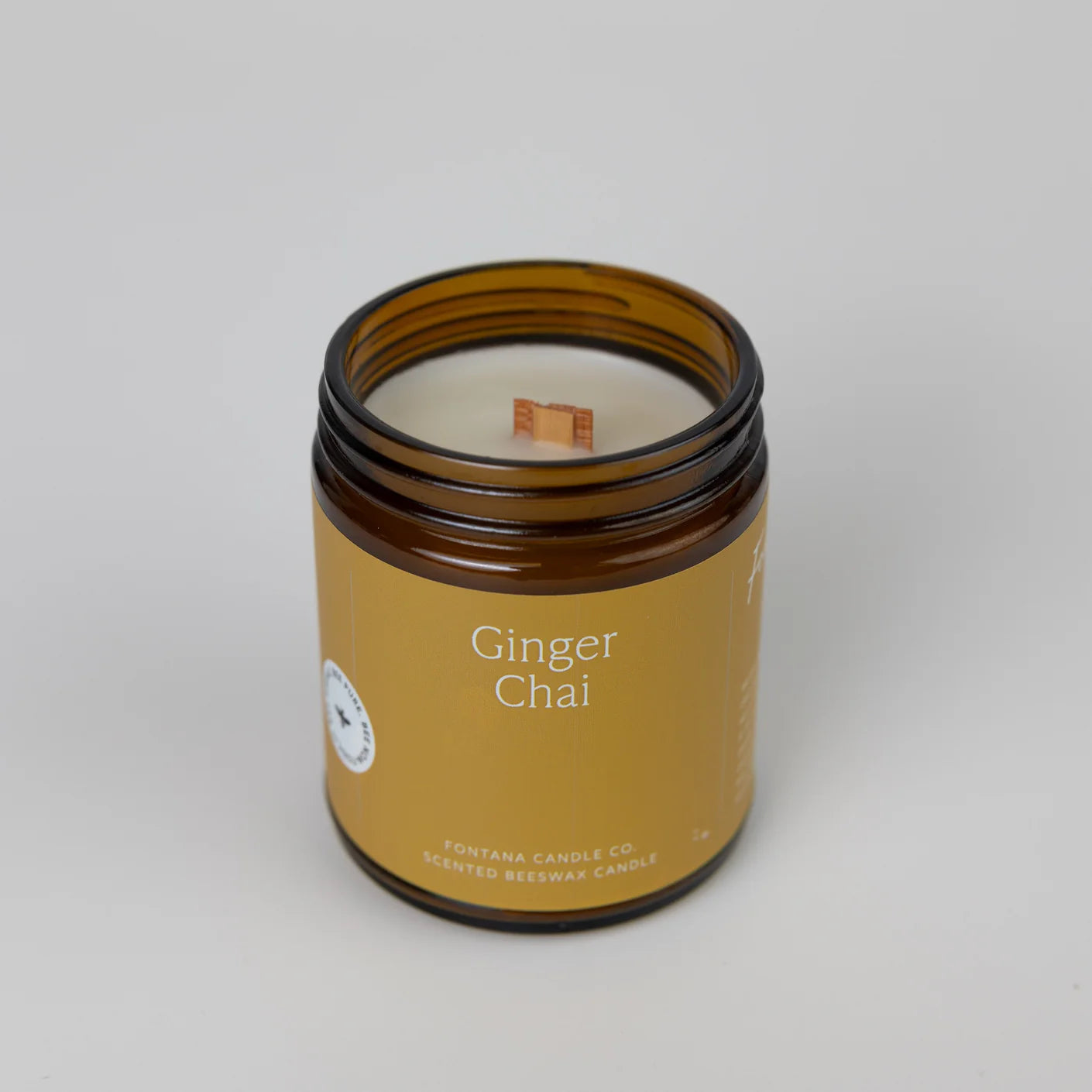 Nahaufnahme des unbehandelten Holzdochts der Ginger Chai Duftkerze, non-toxic Aromakerze
