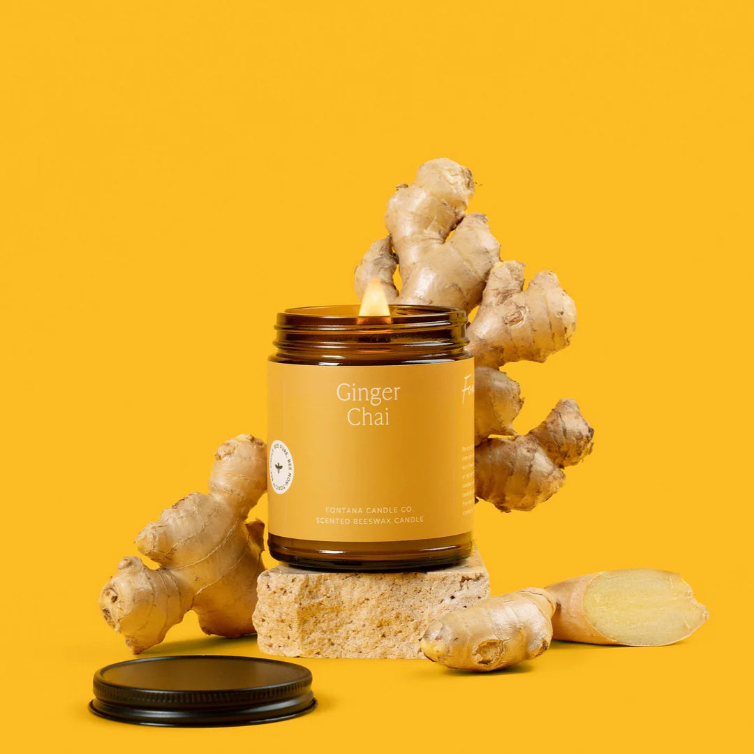 Ginger Chai Duftkerze mit ätherischen Ölen und Incis ästhetisch inszeniert, schadstofffrei