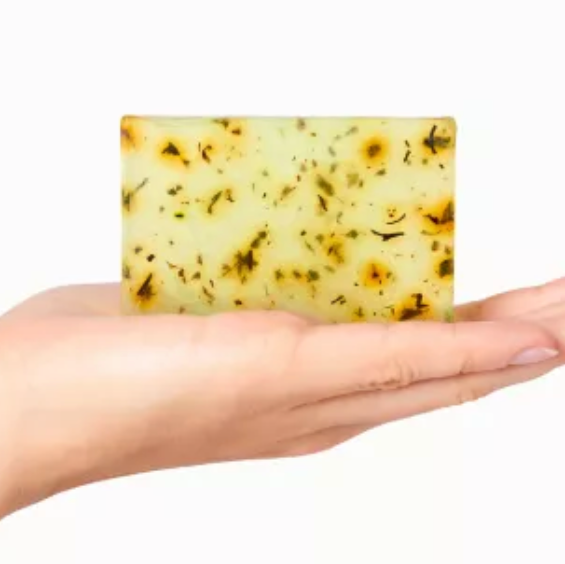 Seitenansicht der festen Naturseife mit sichtbarer Textur und Form