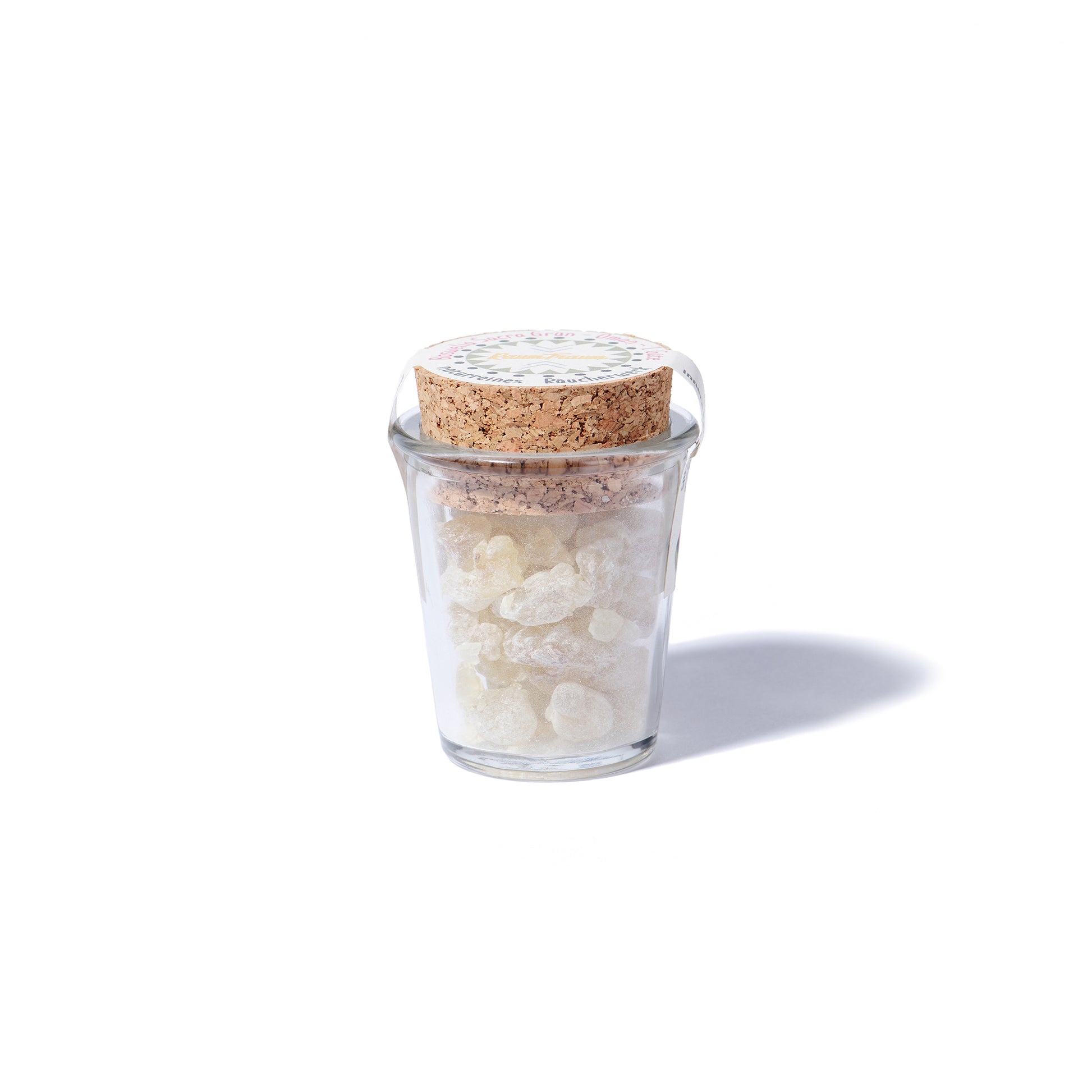 Detailaufnahme der grünen Boswellia sacra Harzperlen in Glas, naturrein, handgeerntet und qualitativ hochwertig