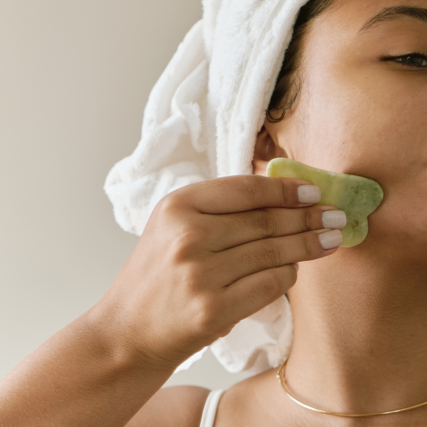 Gua Sha aus echtem grünem Quarz – ideal für tägliches Selfcare-Ritual, sanftes Lifting, Lymphfluss und Hautbalance.
