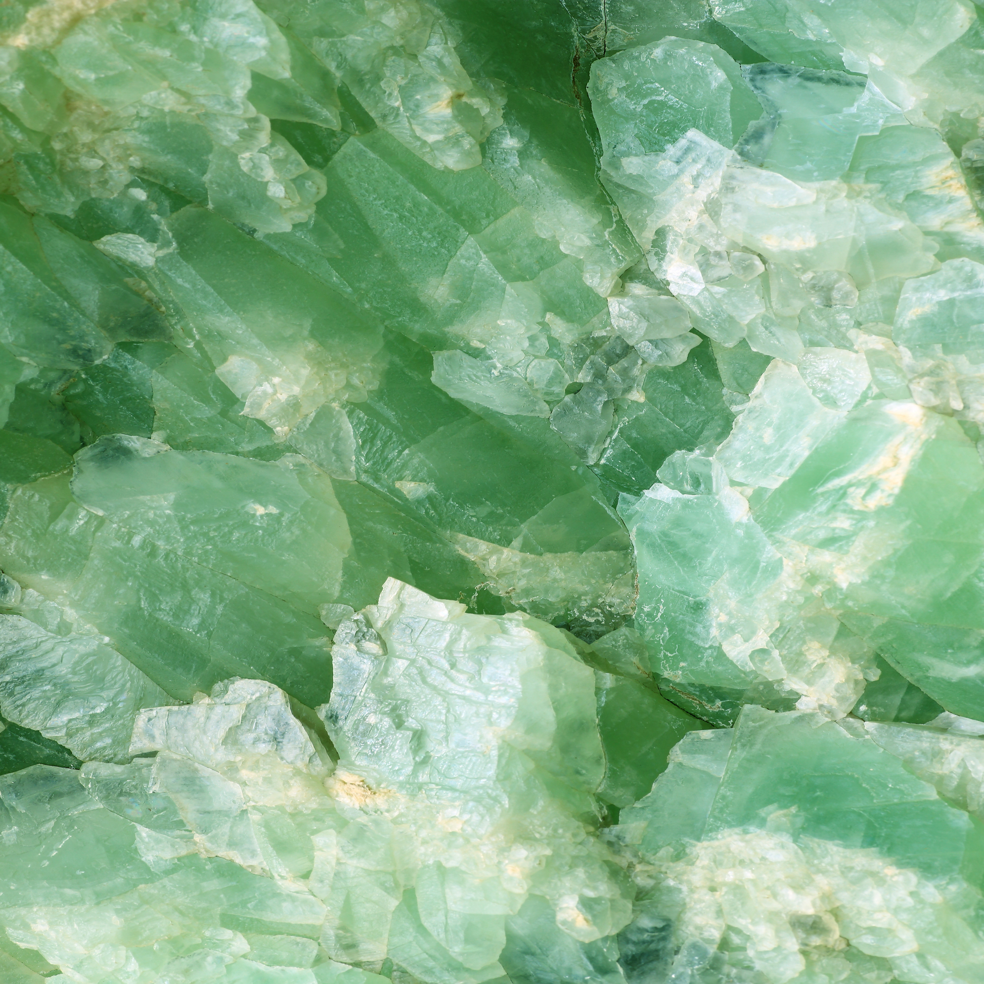 Grüner Quarz Gua Sha – fördert energetische Balance, beruhigt die Haut und wirkt revitalisierend auf Gesicht, Hals und Dekolleté.