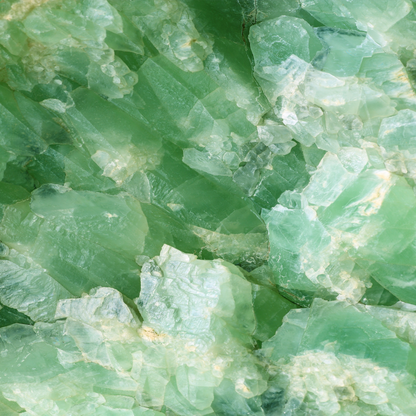 Grüner Quarz Gua Sha – fördert energetische Balance, beruhigt die Haut und wirkt revitalisierend auf Gesicht, Hals und Dekolleté.