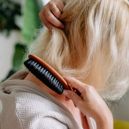 Haarbürste mit dichten Wildschweinborsten – sanftes Bürsten, unterstützt Durchblutung, natürliche Öle und ausbalanciertes Haargefühl.