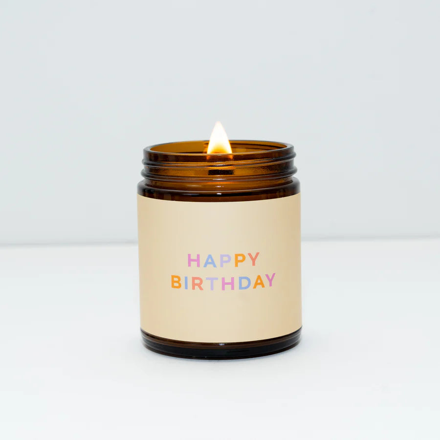 Happy Birthday Pure Vanilla Kerze angezündet mit knisterndem Holzdocht, natuerliche Aromakerze