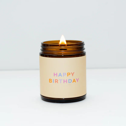 Happy Birthday Pure Vanilla Kerze angezündet mit knisterndem Holzdocht, natuerliche Aromakerze