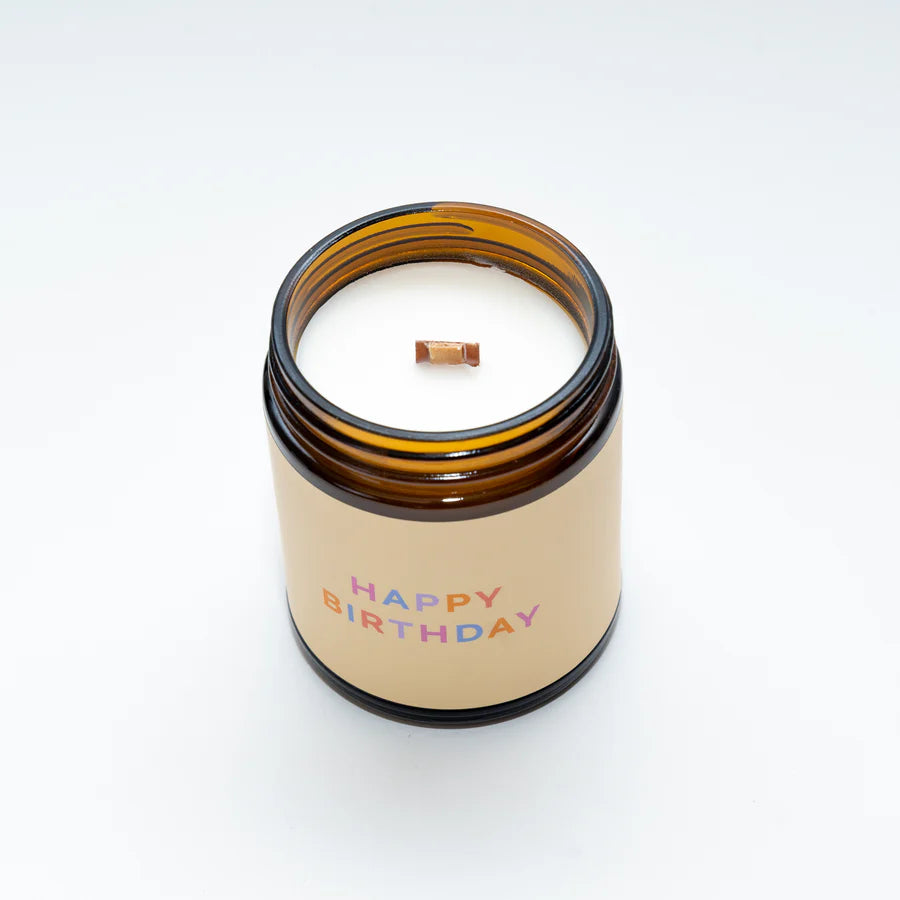 Detailaufnahme des unbehandelten Holzdochts der Happy Birthday Pure Vanilla Duftkerze, non-toxic