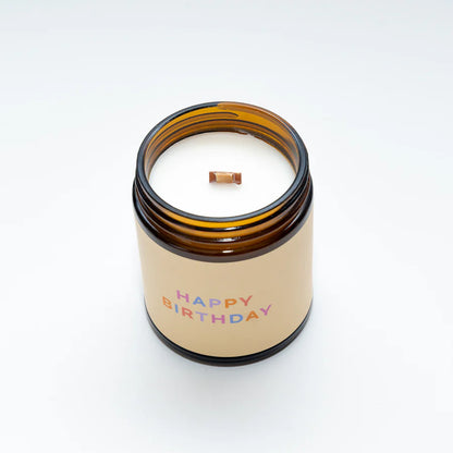 Detailaufnahme des unbehandelten Holzdochts der Happy Birthday Pure Vanilla Duftkerze, non-toxic