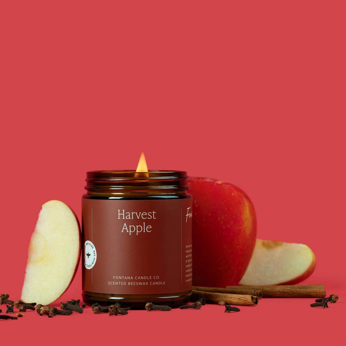 Harvest Apple Kerze angezuendet mit knisterndem Holzdocht, natuerliche Aromakerze fuer Herbstabende