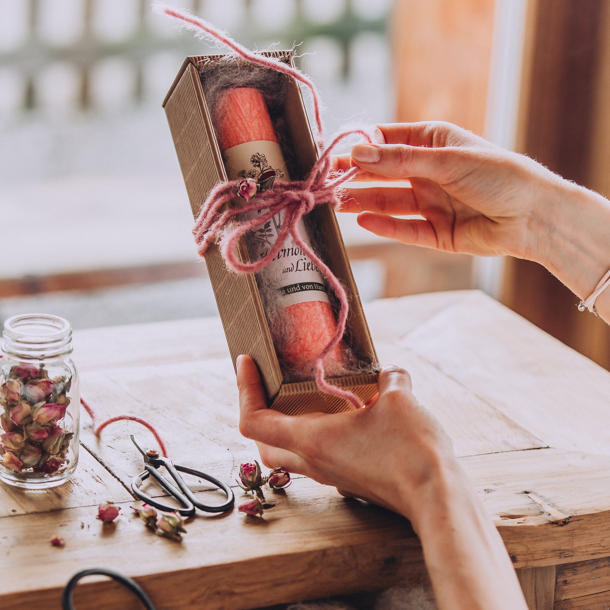 Handgefertigte Heilkräuterkerze Harmonie & Liebe, nachhaltige Manufakturarbeit aus dem Allgäu