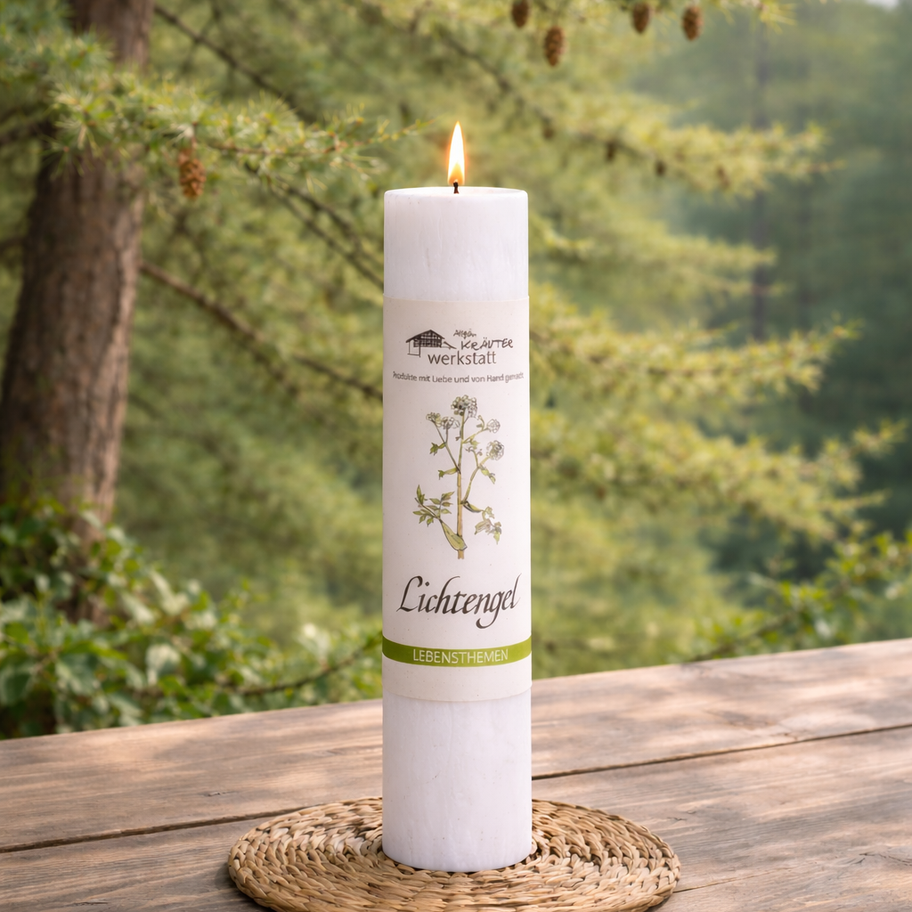 Heilkräuterkerze Lichtengel vor Lärchenbaum für Meditation, Schutz, positive Energie. nachhaltig, vegan. 