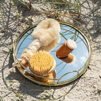 Trockenbürsten Auswahl – stimuliert Lymphfluss, glättet Haut und sorgt für ein vitales Körpergefühl.