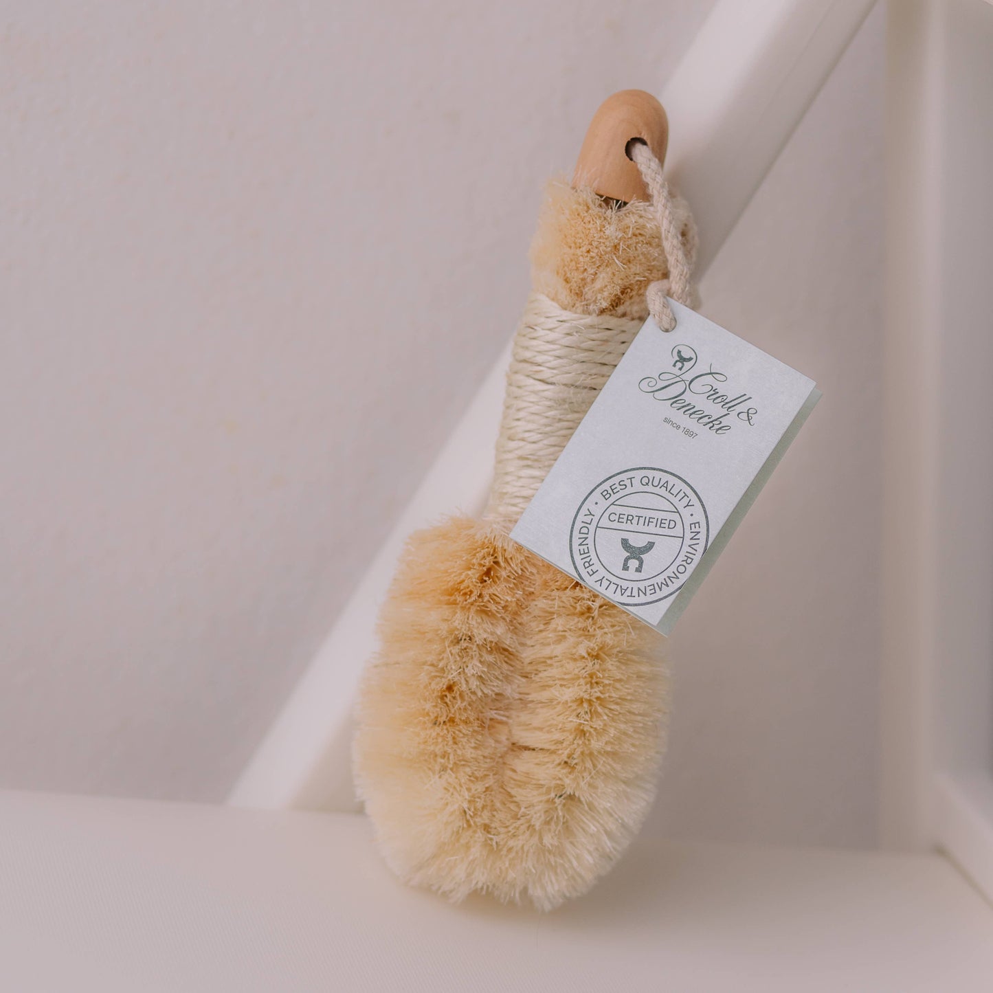 Naturfaser-Körperbürste aus Sisal – sanftes Peeling, straffende Wirkung und Förderung der Aufnahme von Pflegeprodukten.