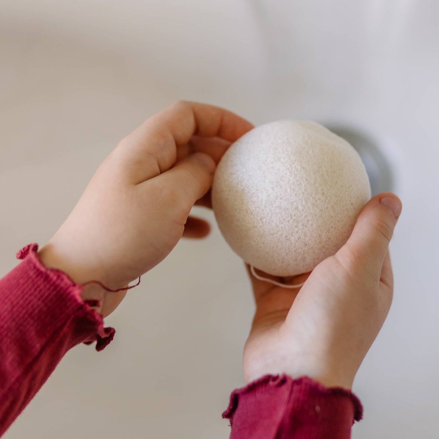 Extra sanfter Konjac Schwamm für sensible Hauttypen und Babyhaut – reinigt schonend und ohne Zusatzstoffe.