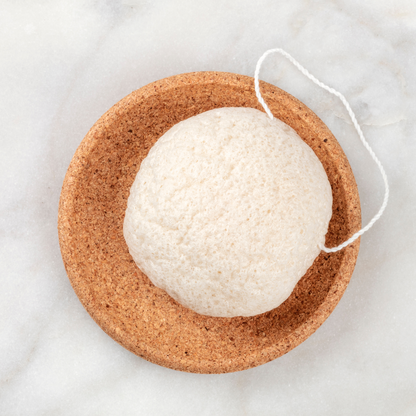 Natürlicher Konjac Schwamm für sensible und reife Haut – reinigt sanft, ohne Reizungen oder synthetische Zusätze.