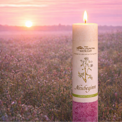 Angezuendete Kräuterkerze Neubeginn mit sanft knisternder Flamme und harmonischem Lichtspiel