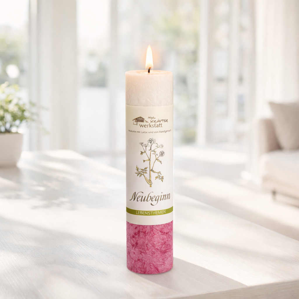 Kräuterkerze Neubeginn zu Hause, Baumwolldocht angezündet. 