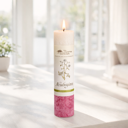 Kräuterkerze Neubeginn zu Hause, Baumwolldocht angezündet. 