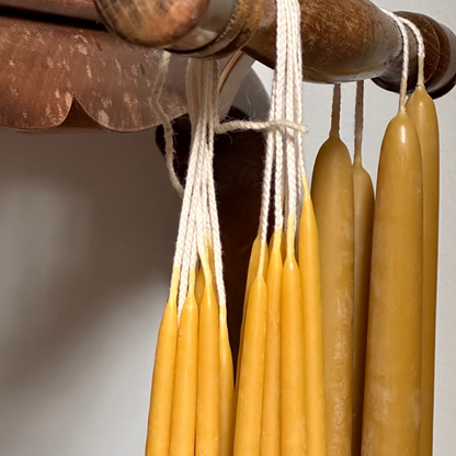 Detailaufnahme der handgetauchten Schichten der Bienenwachskerzen, mit feinen Spuren traditioneller Handarbeit