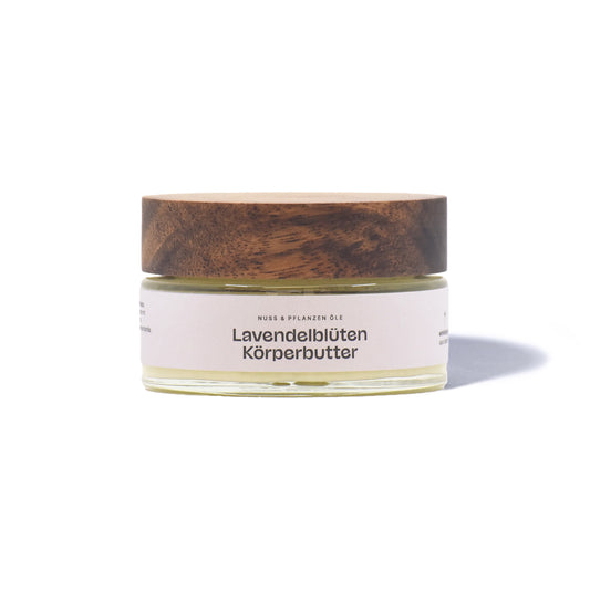 Frontansicht der Lavendel Blüten Shea Körperbutter, bio, naturrein und reichhaltig pflegend in Glastiegel mit Holzverschluss.