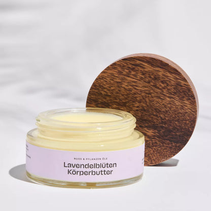 Lavendel Blüten Shea Körperbutter in nachhaltiger Verpackung, bio und naturrein
