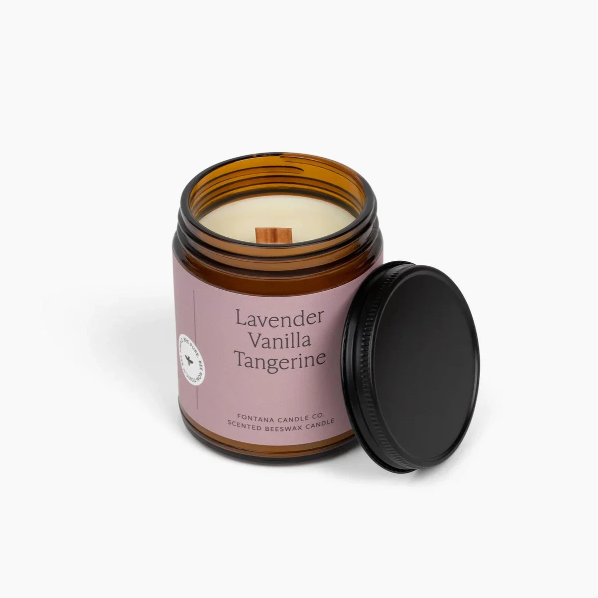 Lavender Vanilla Tangerine Kerze angezuendet mit knisterndem Holzdocht, natuerliche Aromakerze