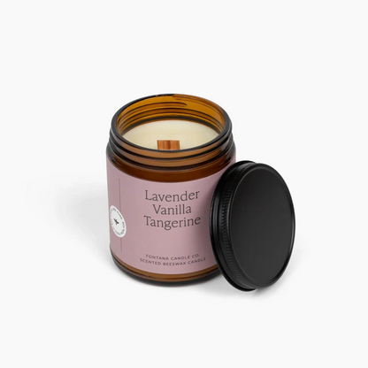 Lavender Vanilla Tangerine Kerze angezuendet mit knisterndem Holzdocht, natuerliche Aromakerze