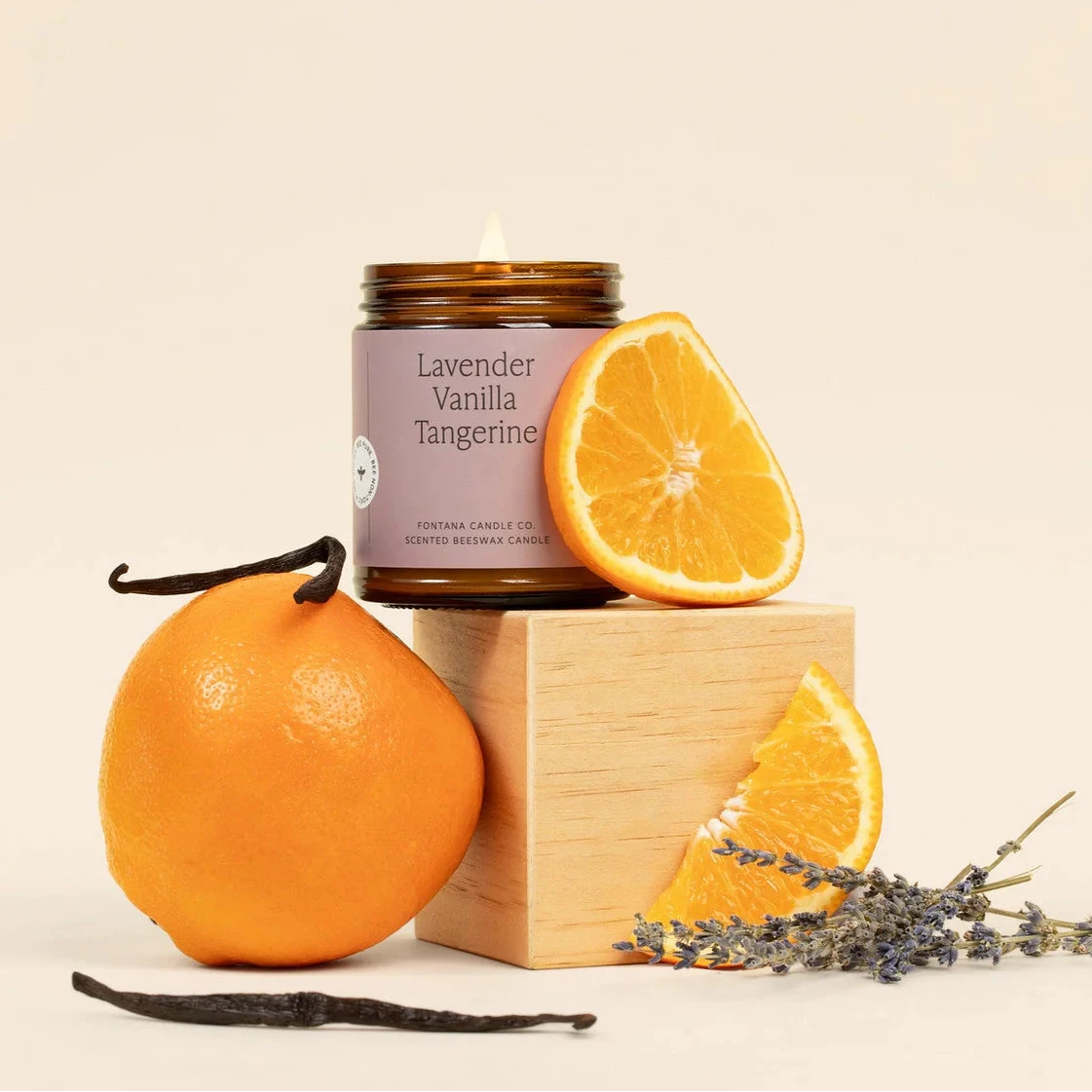 Lavender Vanilla Tangerine Duftkerze mit Incis und ätherischen Oelen inszeniert, schadstofffrei