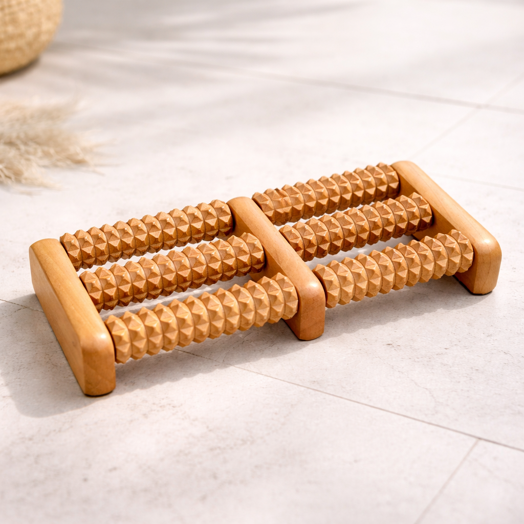 Fuß-Massage-Roller aus naturbelassenem Lotusholz – stimuliert Reflexzonen, fördert Durchblutung und unterstützt Regeneration von Krper & Geist.