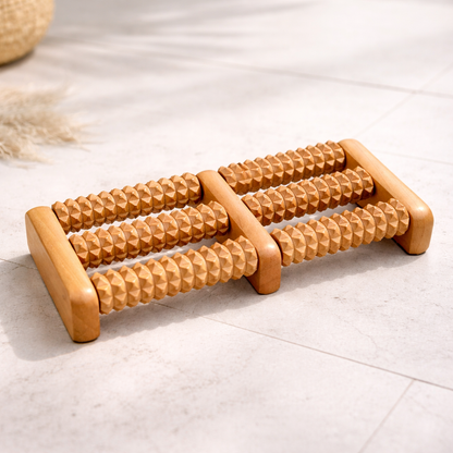 Fuß-Massage-Roller aus naturbelassenem Lotusholz – stimuliert Reflexzonen, fördert Durchblutung und unterstützt Regeneration von Krper & Geist.