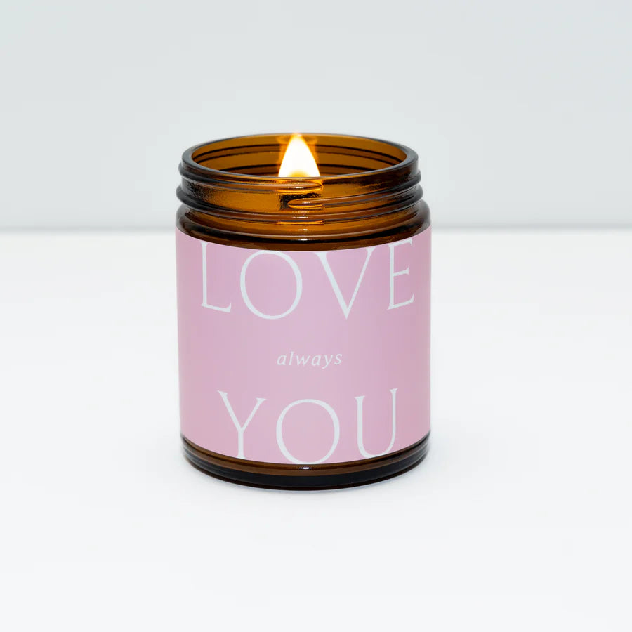 Love You Wildflower Kerze angezündet mit knisterndem Holzdocht, natuerliche Aromakerze