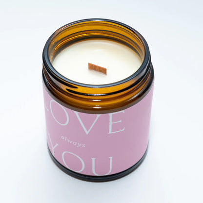 Detailaufnahme des unbehandelten Holzdochts der Love You Wildflower Duftkerze, non-toxic