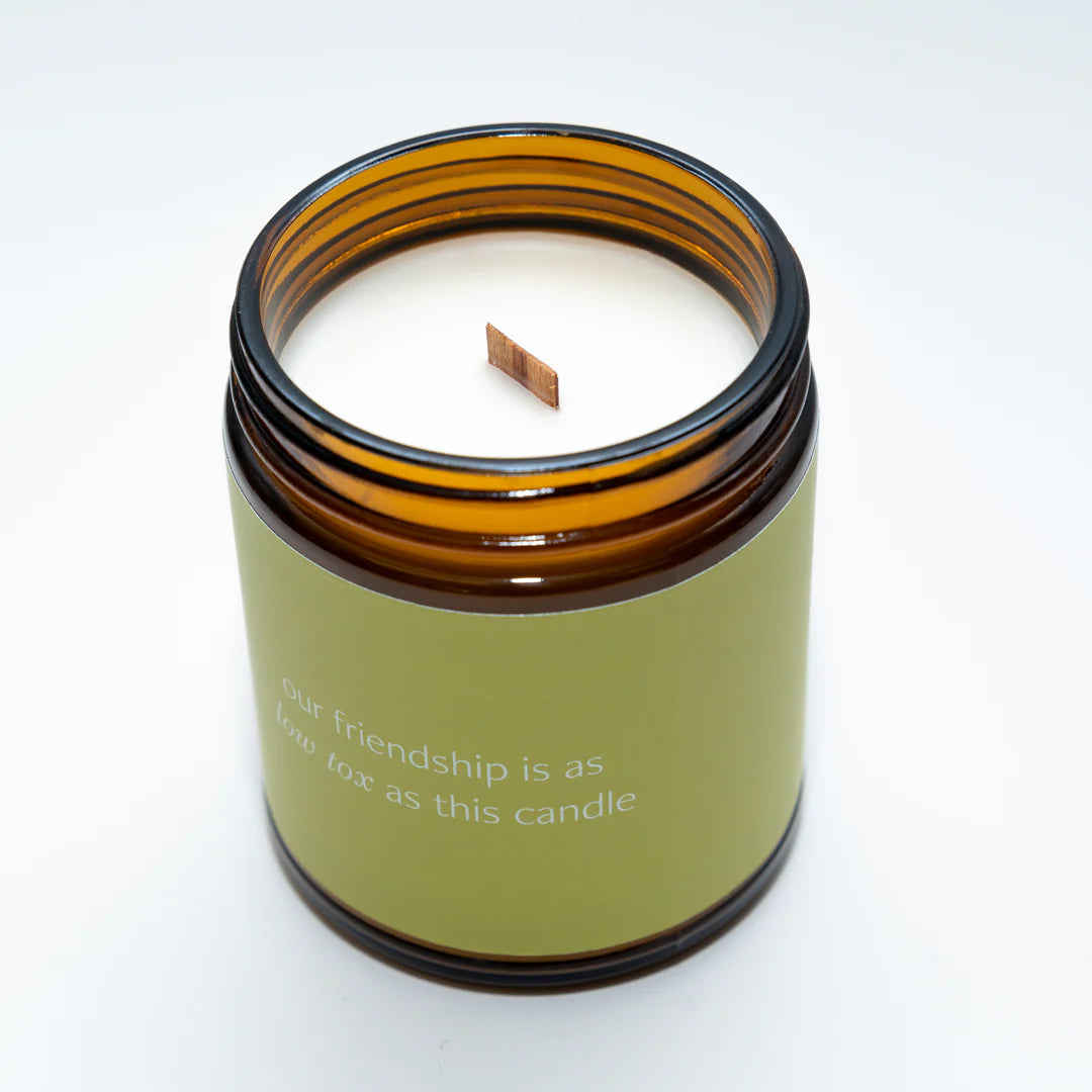 Nahaufnahme des unbehandelten Holzdochts der Low Tox Friendship Duftkerze, aromakerze schadstofffrei