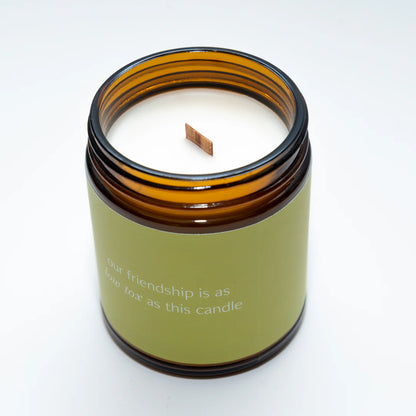 Nahaufnahme des unbehandelten Holzdochts der Low Tox Friendship Duftkerze, aromakerze schadstofffrei