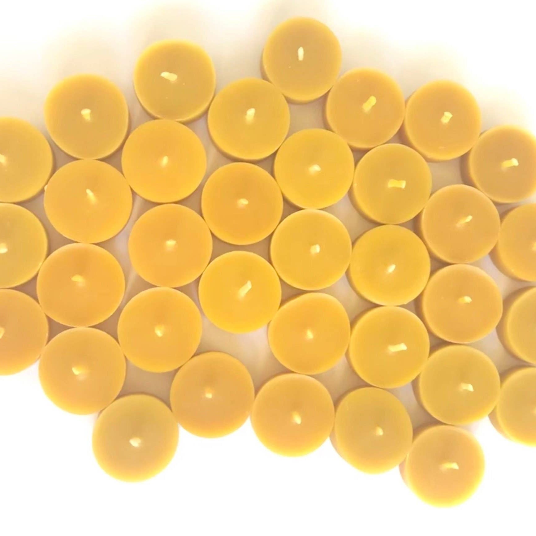 Puristisches Teelicht aus Bienenwachs ohne Aluminiumtöpfchen, schlichtes nachhaltiges Design