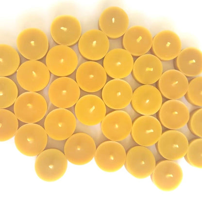 Puristisches Teelicht aus Bienenwachs ohne Aluminiumtöpfchen, schlichtes nachhaltiges Design