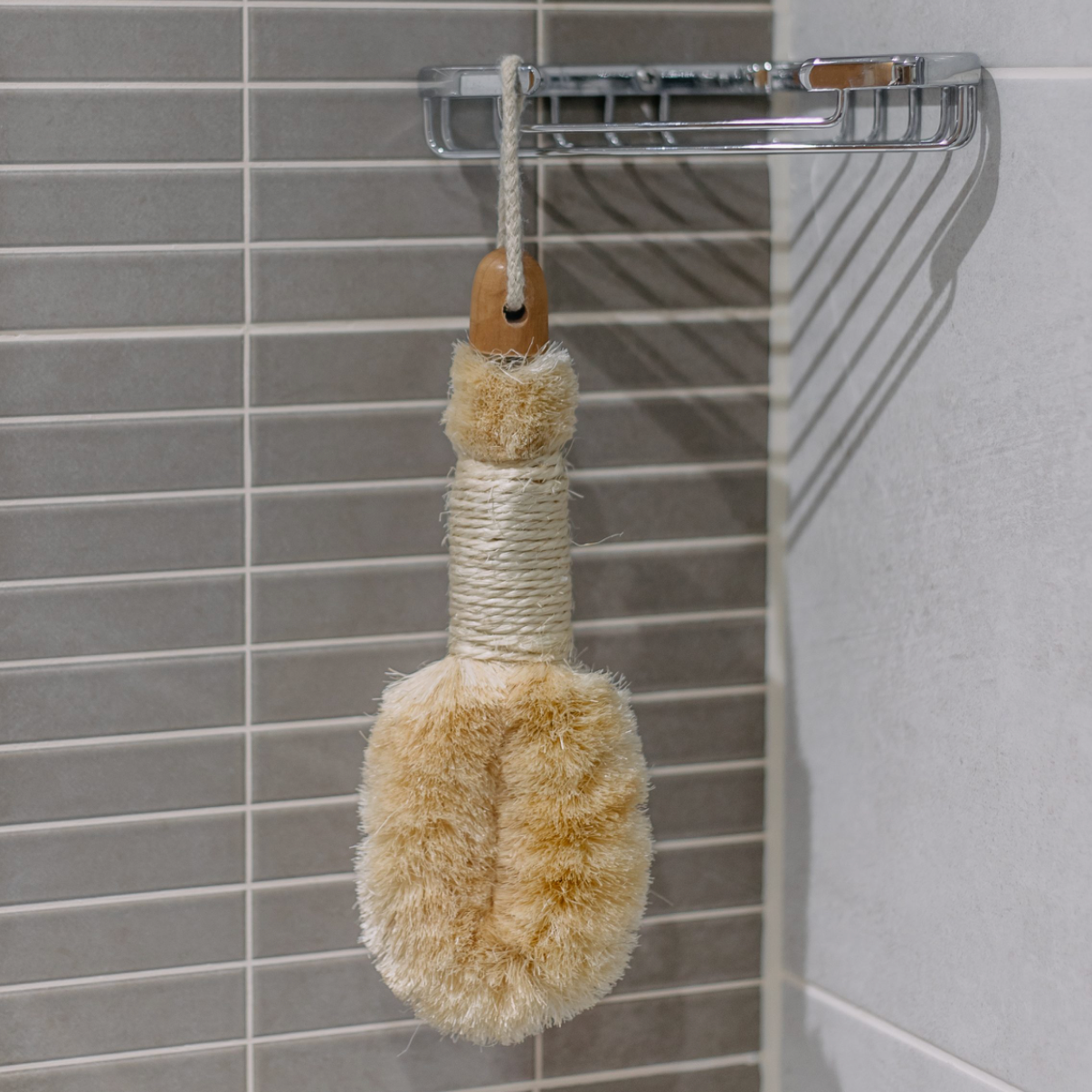 Zero-Waste Sisal-Körperbürste mit Holzgriff – ideal für ganzheitliche, naturbewusste Körperpflege und nachhaltige Routinen.