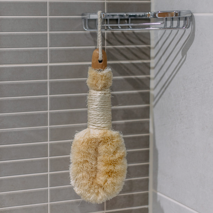 Zero-Waste Sisal-Körperbürste mit Holzgriff – ideal für ganzheitliche, naturbewusste Körperpflege und nachhaltige Routinen.