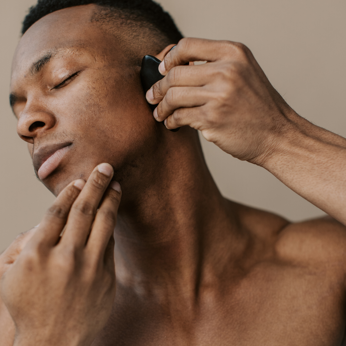 Gua Sha aus Obsidian – entspannt verspannte Gesichtszüge, aktiviert Lymphfluss und unterstützt ein straffes, klares Hautbild.