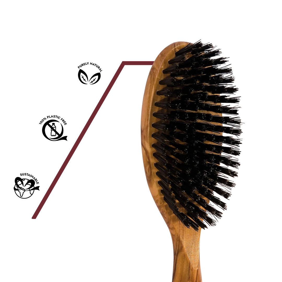 Olivenholz-Haarbürste als Pflegeritual – verteilt natürliche Öle, entwirrt sanft und unterstützt gesunde Kopfhaut und Haarstruktur.
