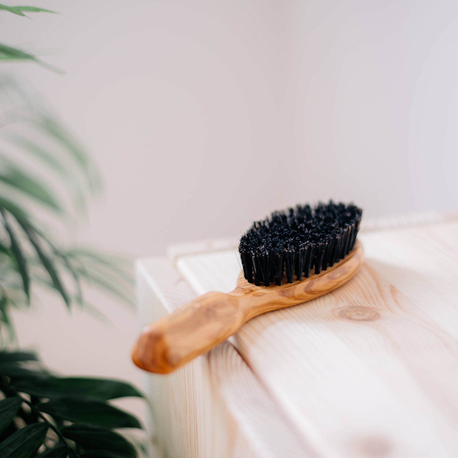 Haarbürste mit Olivenholzgriff und Naturborsten – sorgt für natürlichen Glanz, geschmeidige Haare und revitalisierte Kopfhaut.