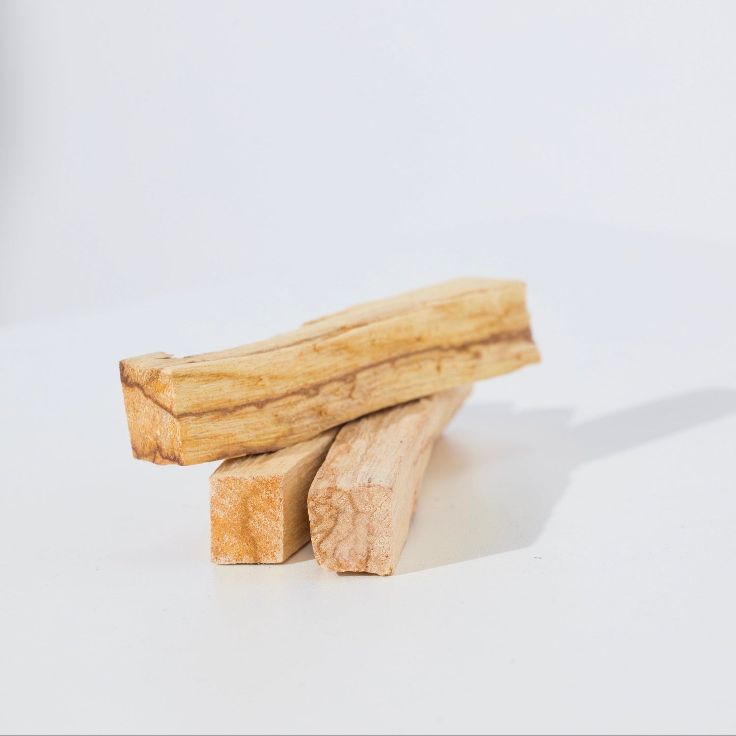 Handgefertigtes Palo-Santo-Bündel aus nachhaltig geerntetem Holz, ideal fuer energetische Reinigung und Meditation.