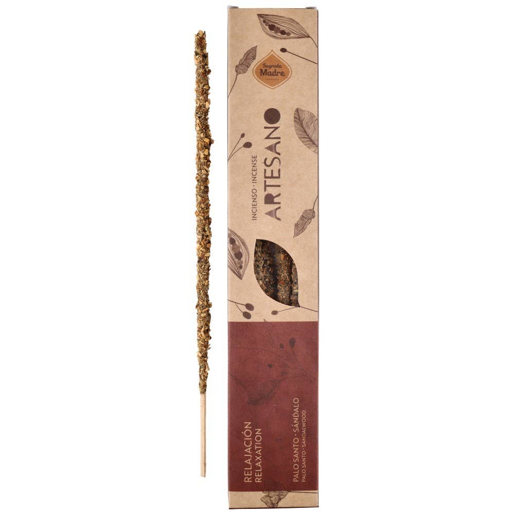 Palo Santo und Sandelholz Räucherstäbchen in natürlicher Verpackung frontal dargestellt