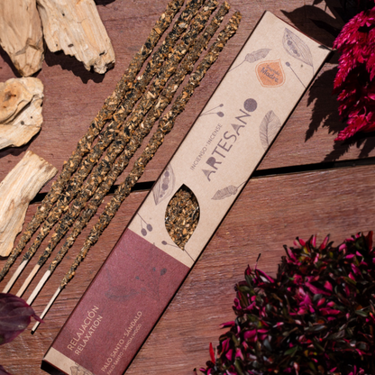 Traditionell handgerollte Palo Santo Sandelholz Räucherstäbchen aus nachhaltiger Herstellung