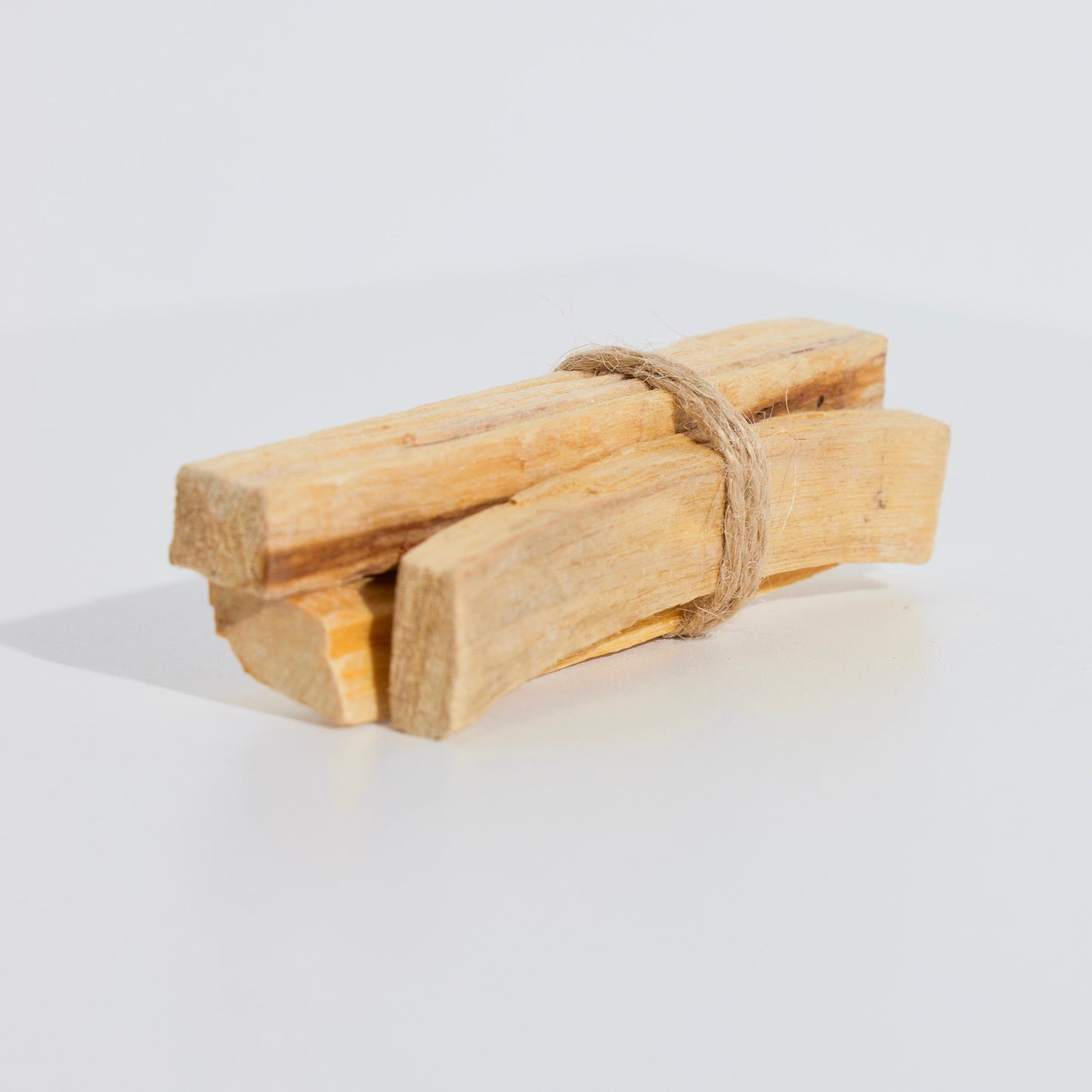 Handgefertigtes Palo-Santo-Bündel aus nachhaltig geernteter Wildsammlung Peru, ideal fuer energetische Reinigung und Meditation.