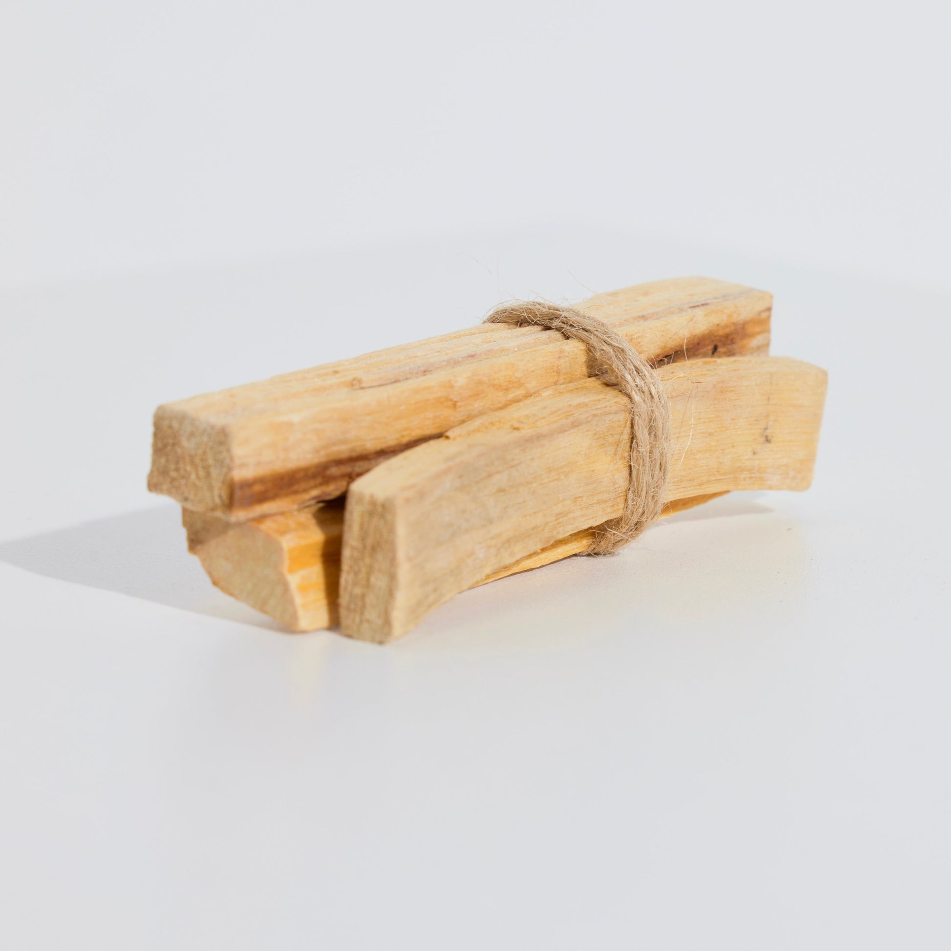 Handgefertigtes Palo-Santo-Bündel aus nachhaltig geernteter Wildsammlung Peru, ideal fuer energetische Reinigung und Meditation.