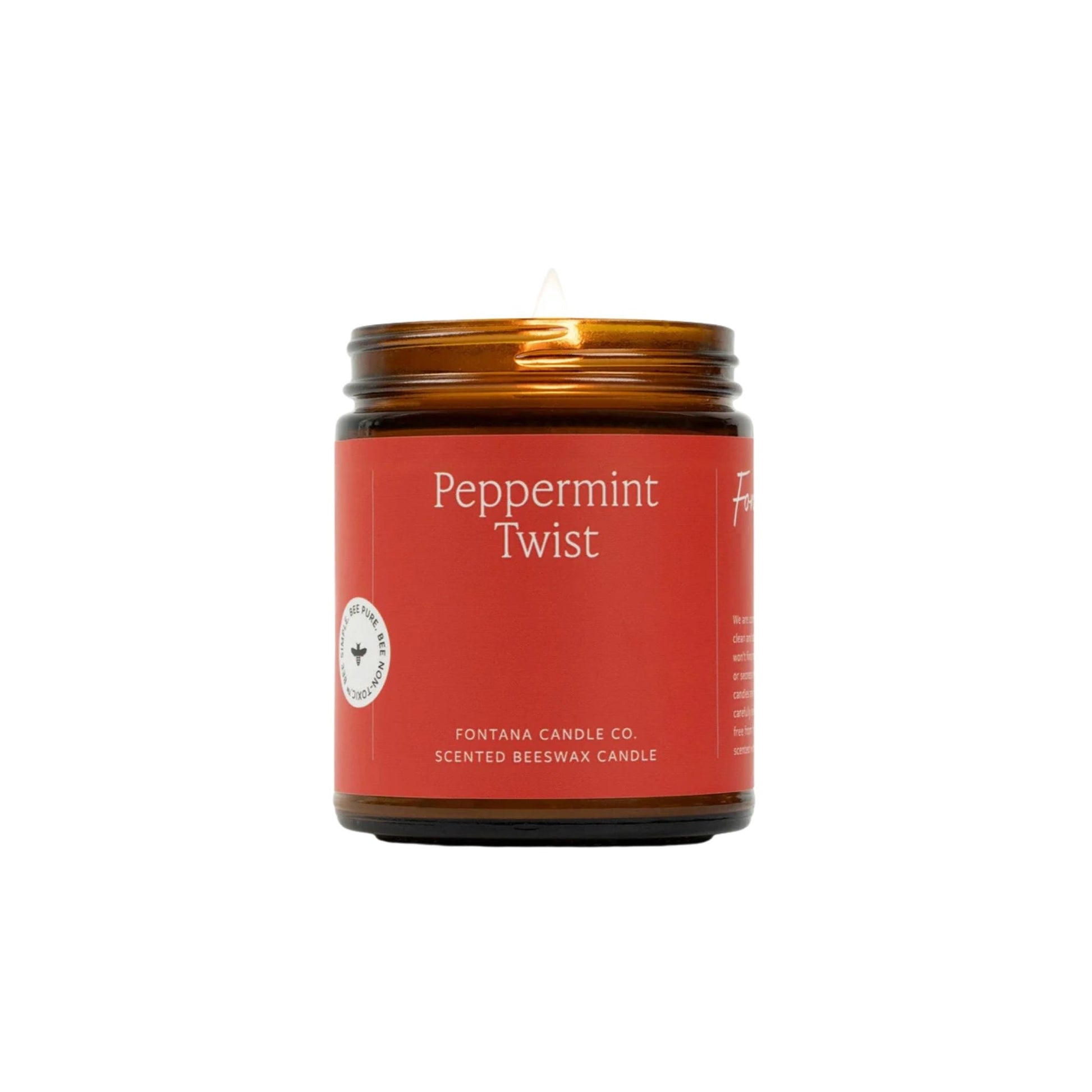 Peppermint Aroma Kerze Close-up des Holzdochts und flackernder Flamme