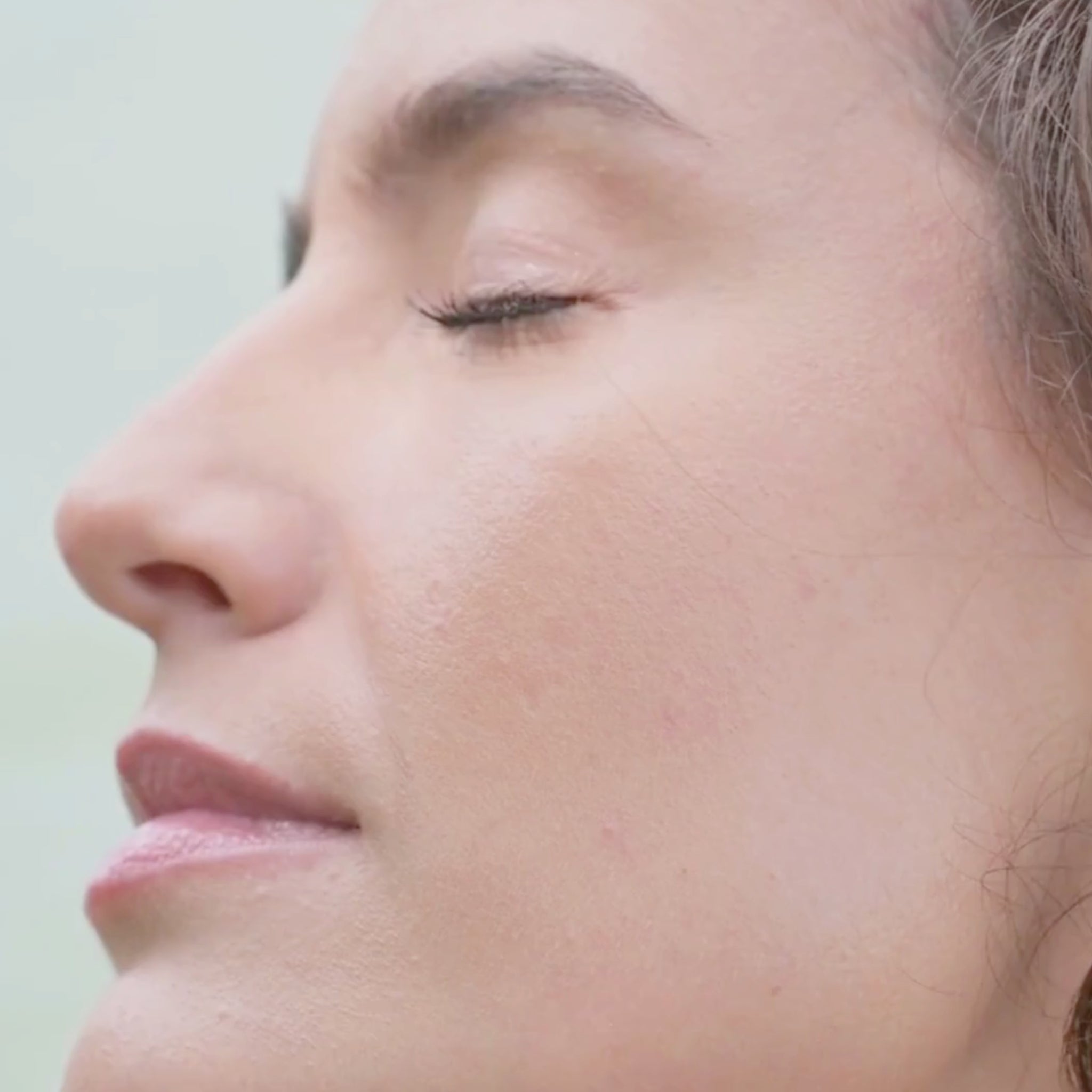 Bio Hagebuttenkernöl auf Gesicht, Hals und Dekolleté – regenerierendes Hautpflegeöl zur Minderung von feinen Linien, Falten und Pigmentflecken
